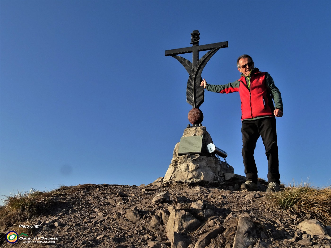 04 Alla Croce degli Alpini di Bracca (1130 m) del Pizzo Rabbioso.JPG